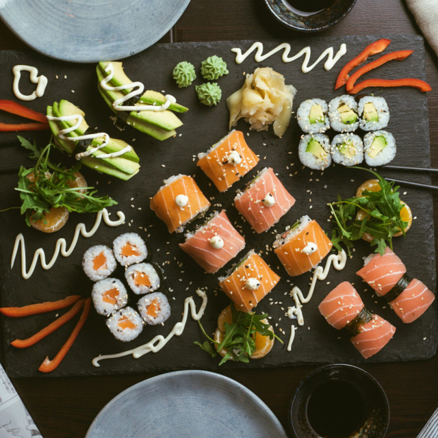California Maki z sezamem na zewnątrz