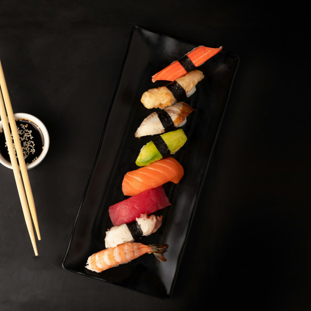 Kolorowe rolki sushi na talerzu