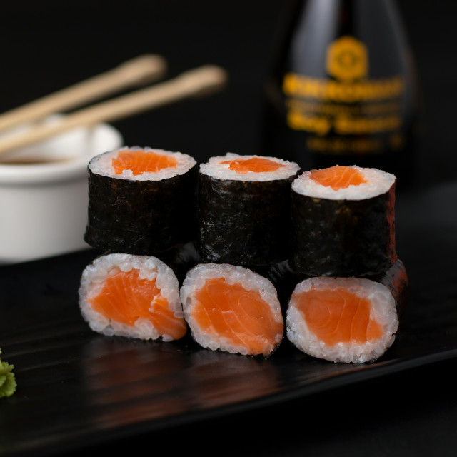 Nigiri i sashimi podane na drewnianej desce