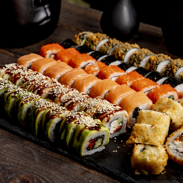 Zestaw sushi z różnymi rodzajami rolek
