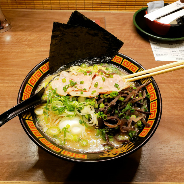 Miska gorącej japońskiej zupy ramen